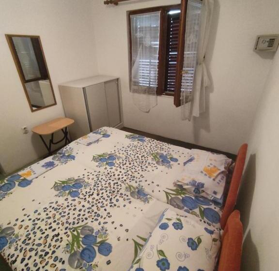 پانسیون Apartmani Gina