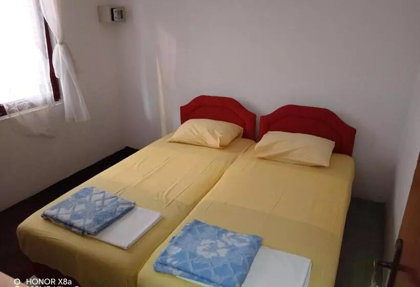 پانسیون Apartmani Gina