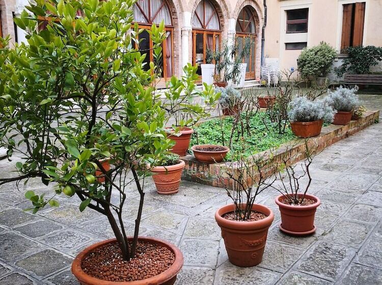 مسافرخانه Domus Ciliota