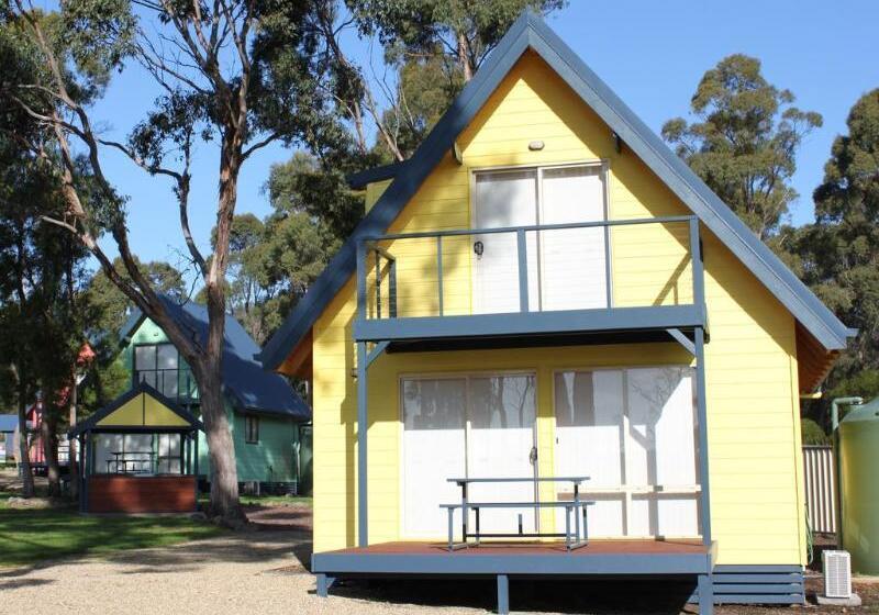 Отель Four Seasons Waterfront Villas