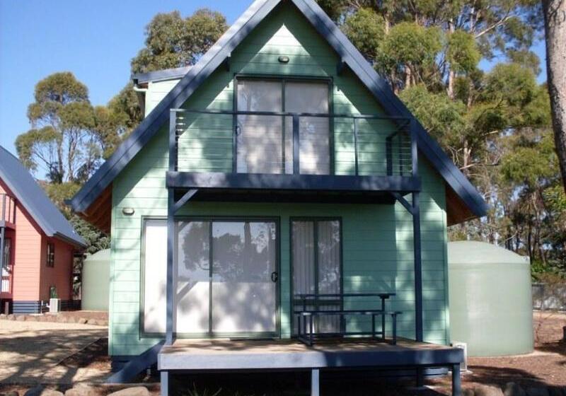 Отель Four Seasons Waterfront Villas