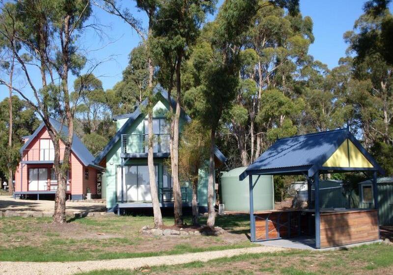 Отель Four Seasons Waterfront Villas