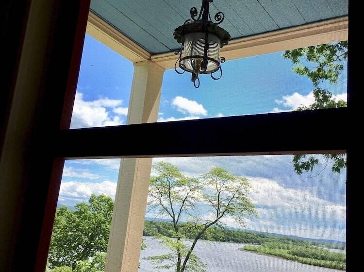 Oakcliff Bed And Breakfast