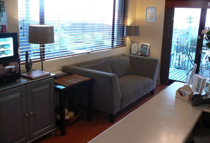 פנסיון Leeuwenzee Guesthouse