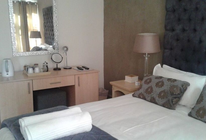 פנסיון Leeuwenzee Guesthouse