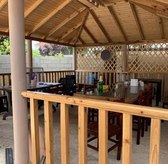 تختخواب و صبحانه Kard House