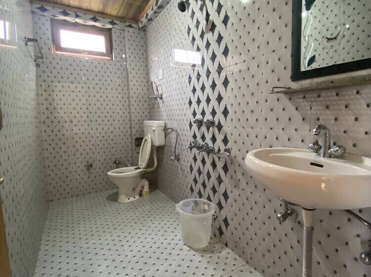 Herberge Vashishth X One Light Stays