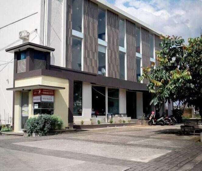 Otel Cendana Coliving Solo Baru