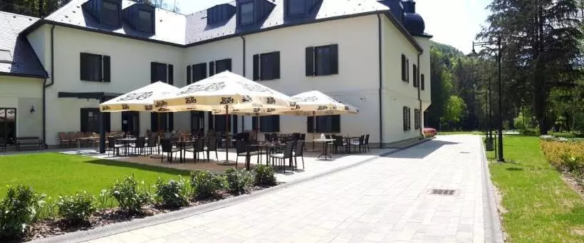 Hotelli újhuta Kastélyszálló