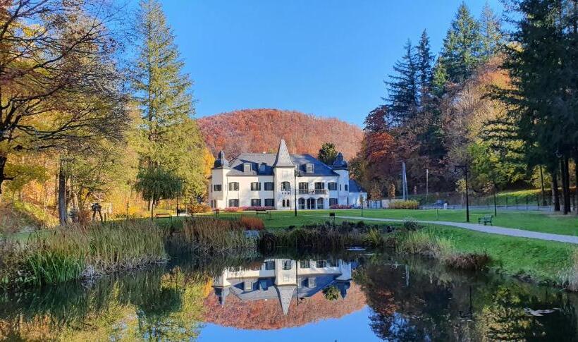 בית מלון כפרי újhuta Kastélyszálló