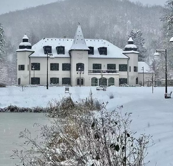 Hotelli újhuta Kastélyszálló