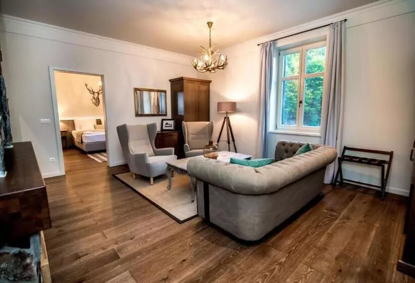 Hotelli újhuta Kastélyszálló