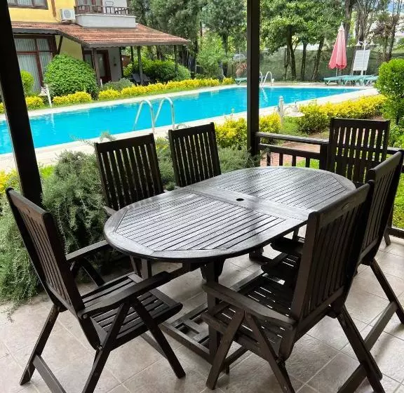 Four Season Villa Apart