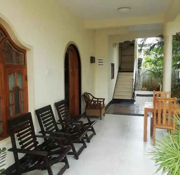 پانسیون Athena Guest House