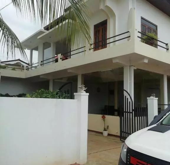 پانسیون Athena Guest House