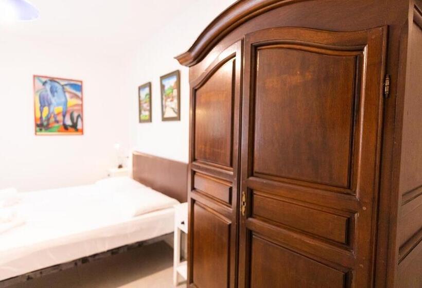 ペンション Theo S Rooms