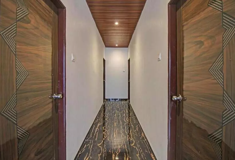 Fabhotel Paramount