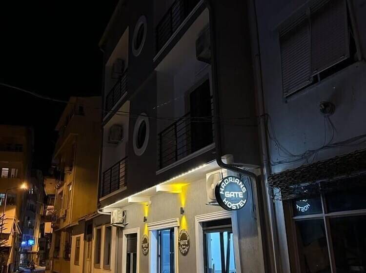 مبيت وإفطار Hadrian S Gate Family Hostel