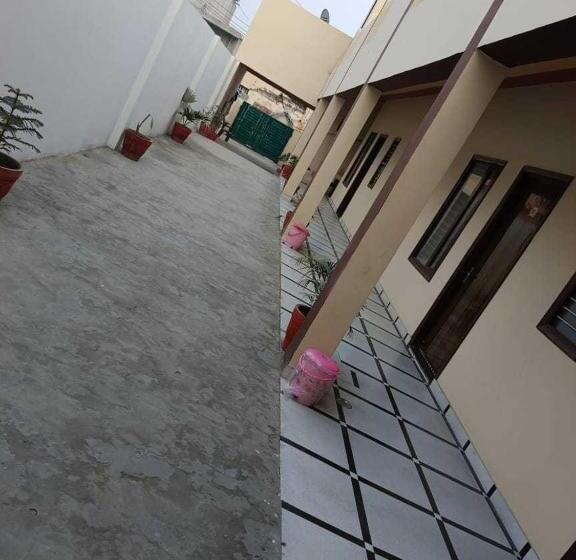 Отель Panipat Town House