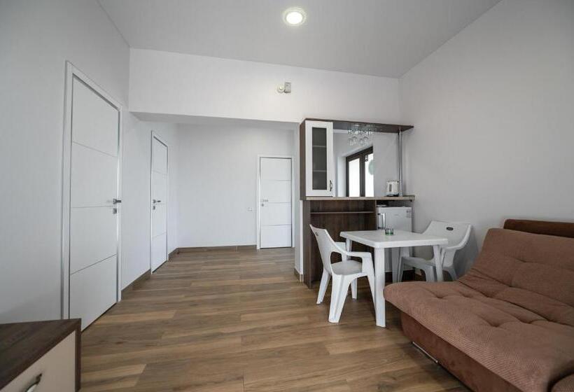 هتل Weekend Family