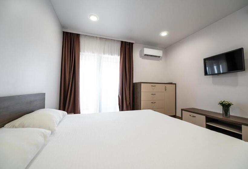 هتل Weekend Family