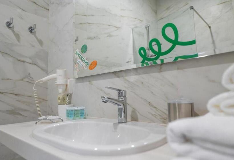 هتل Weekend Family