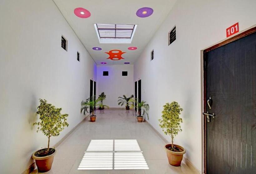 בית מלון כפרי Oyo Flagship Highway Suites