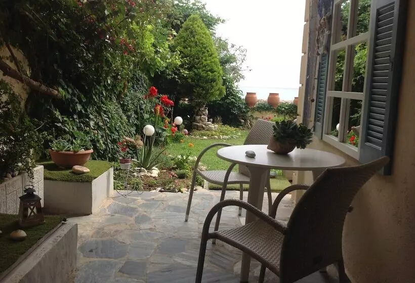 Asterias Studios & Apartments