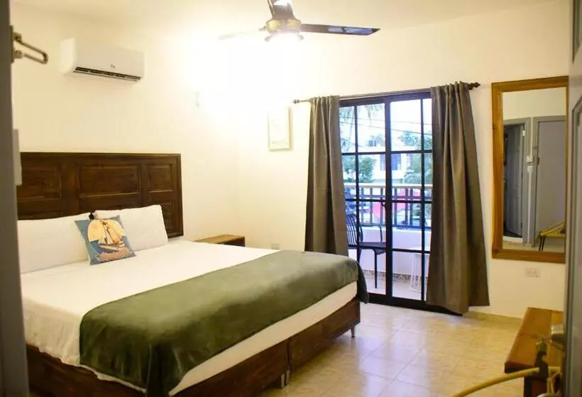 هتل Hostal Marina Samana