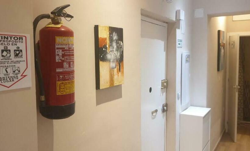 Hostel Traveller Host