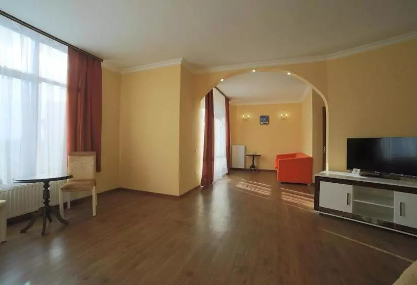 هتل сонячна долина готель фортеця