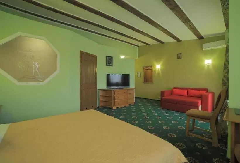 هتل сонячна долина готель фортеця