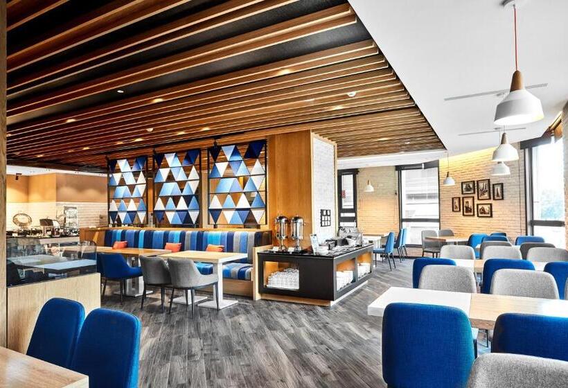 בית מלון כפרי Holiday Inn Express Kaohsiung Love River, An Ihg