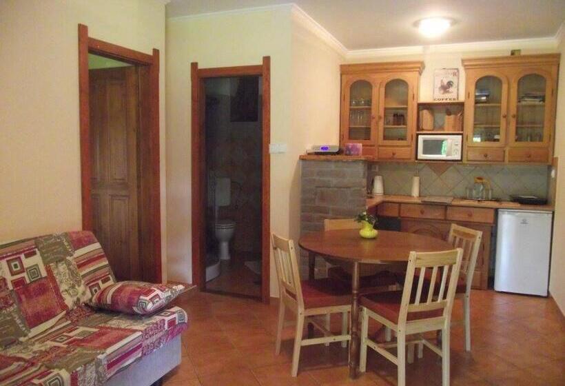 פנסיון Dinnyelaposi Vendégház