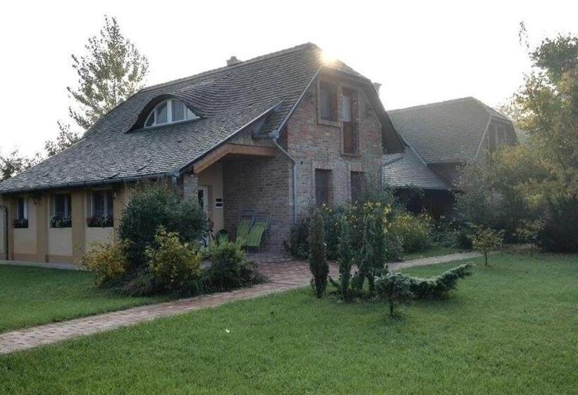 פנסיון Dinnyelaposi Vendégház