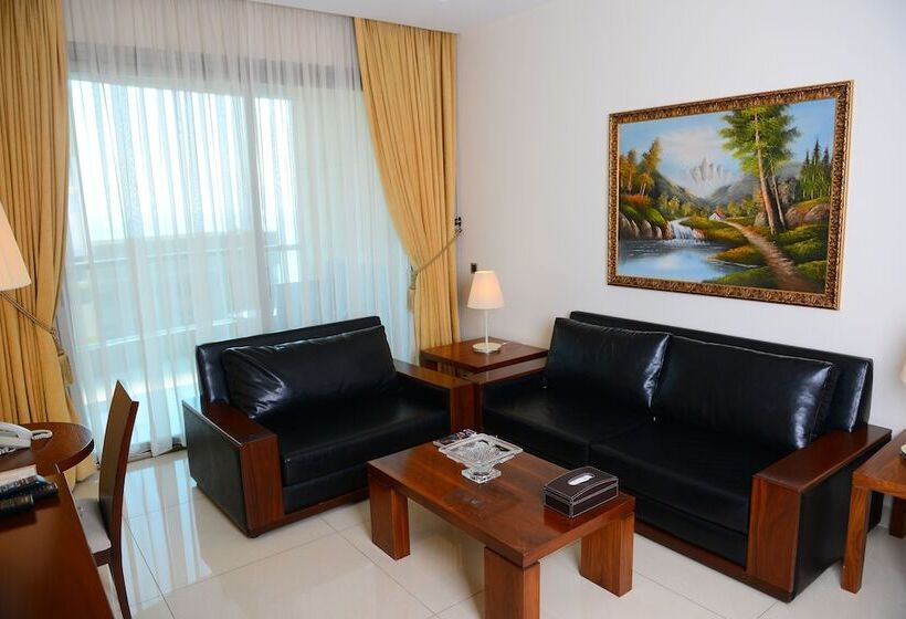 هتل Dolphin Royal Suites