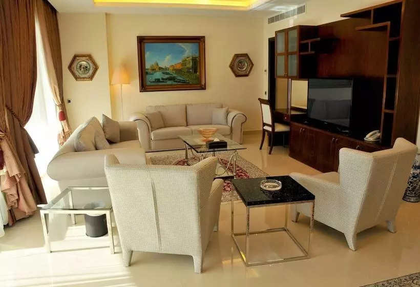 هتل Dolphin Royal Suites