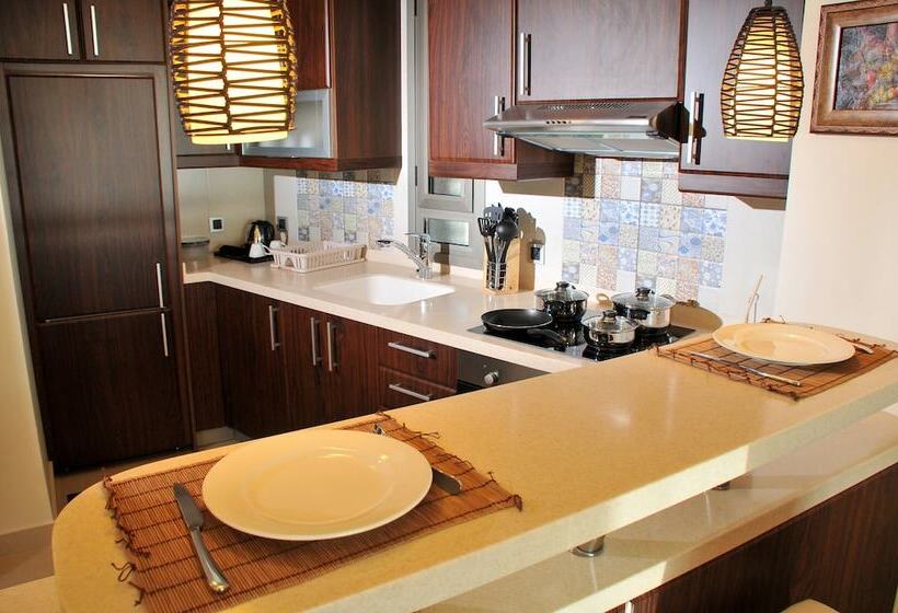 هتل Dolphin Royal Suites