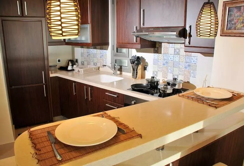 هتل Dolphin Royal Suites