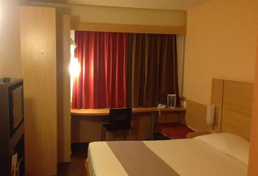 ホテル Ibis Lins