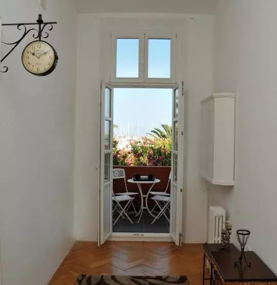 هتل Le Petit Chateau
