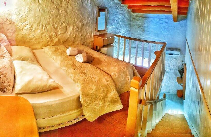 مبيت وإفطار Lilyum Alaçatı   Taş Ev