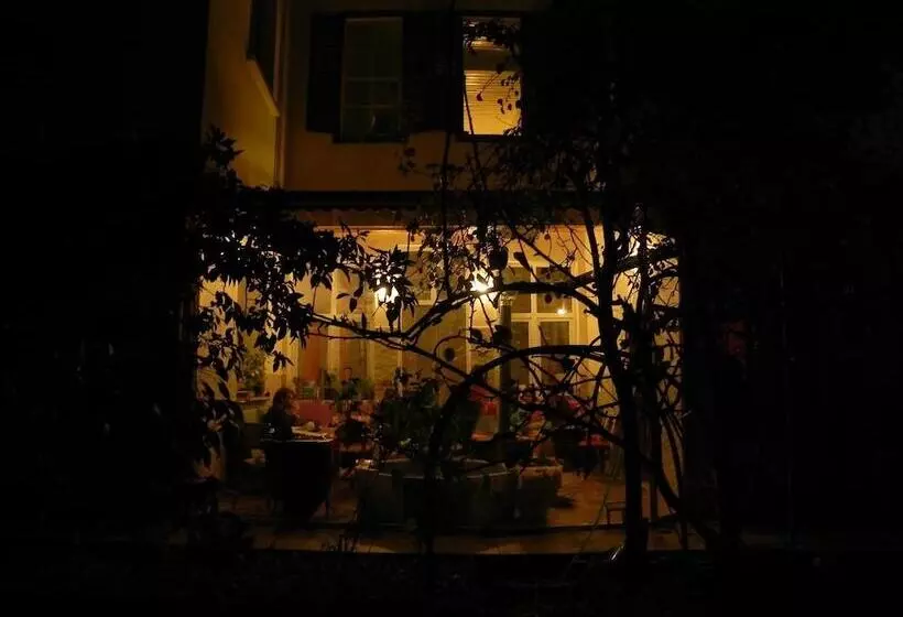 Lotus Garden Hostel Izmir