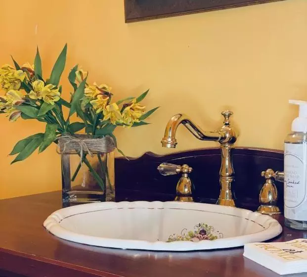تختخواب و صبحانه The Langworthy Inn & Winery