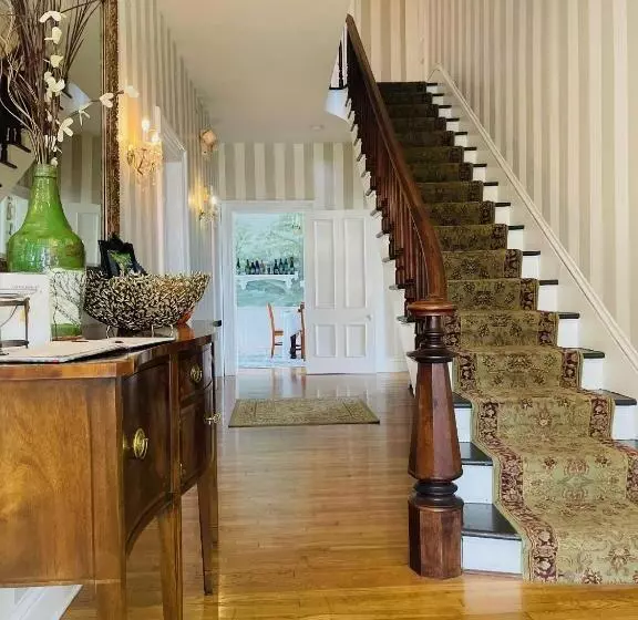 تختخواب و صبحانه The Langworthy Inn & Winery