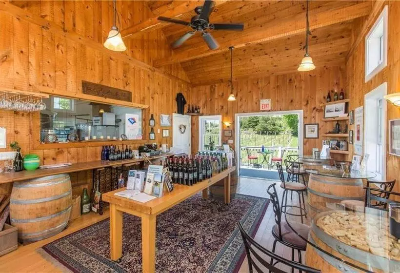 تختخواب و صبحانه The Langworthy Inn & Winery