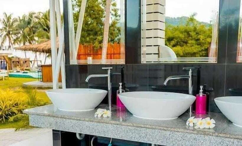 Infinity Beach Club Resort & Hostel Koh Phangan