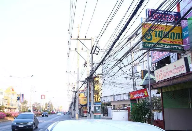 ホテル Ratchaphruek Resort