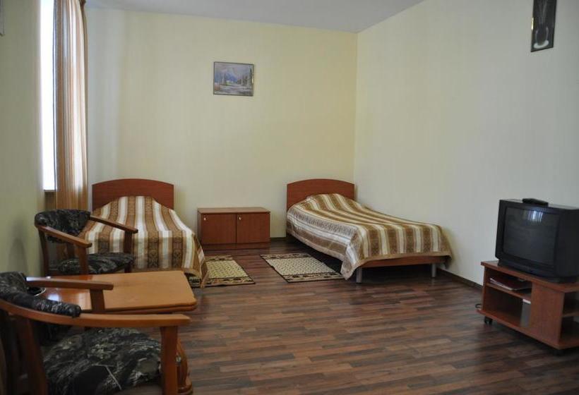 בית מלון כפרי Tri Zvezdy