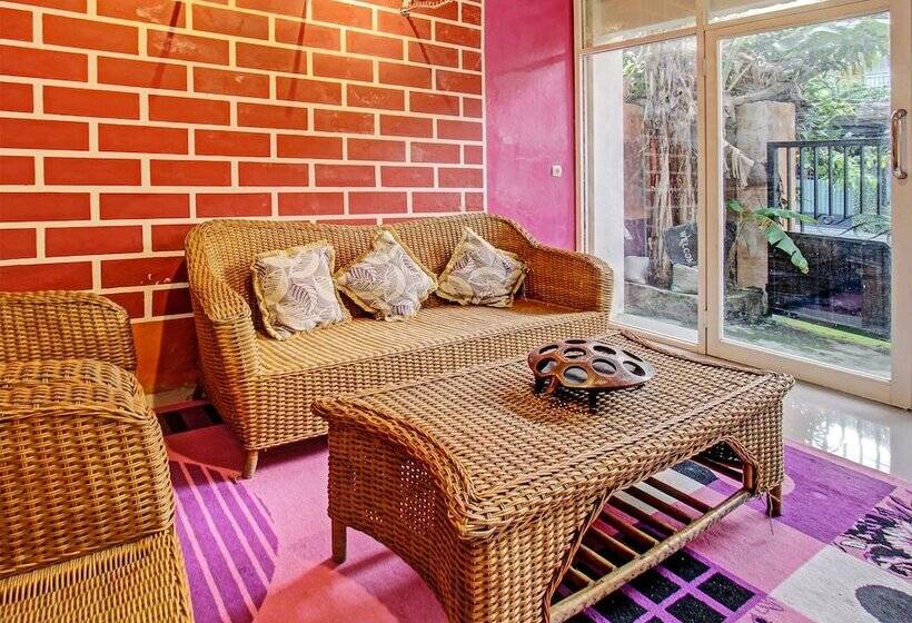 Отель V Ar House By Oyo